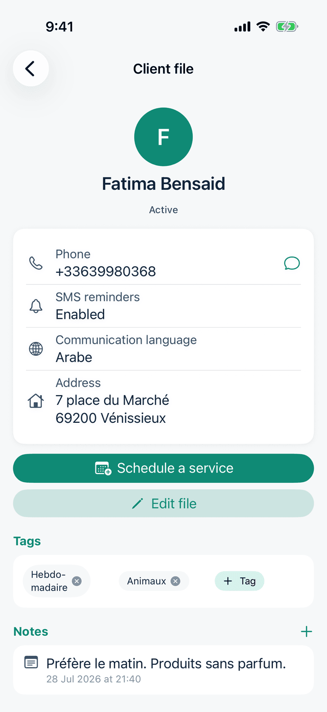 The client file for Fatima Bensaid: phone number, SMS reminders enabled, communication language Arabic, address in Vénissieux, the tags "Hebdomadaire" and "Animaux", and a preparation note.