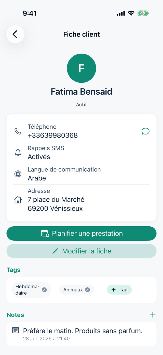 Fiche du client Fatima Bensaid : numéro de téléphone, rappels SMS activés, langue de communication arabe, adresse à Vénissieux, étiquettes « Hebdomadaire » et « Animaux », et une note de préparation.