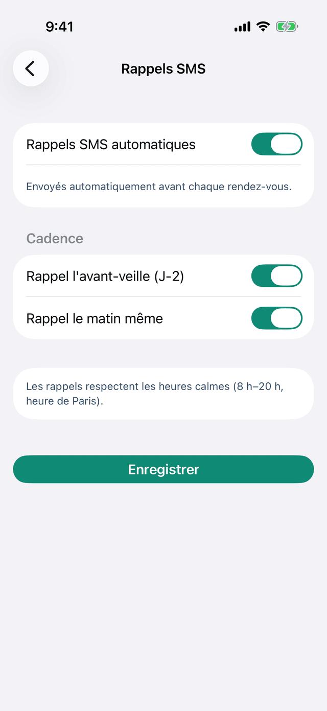 Écran « Rappels SMS » : l'interrupteur « Rappels SMS automatiques » est activé, la cadence coche le rappel de l'avant-veille (J-2) et celui du matin même, et une mention rappelle que les envois respectent les heures calmes, de 8 h à 20 h, heure de Paris.